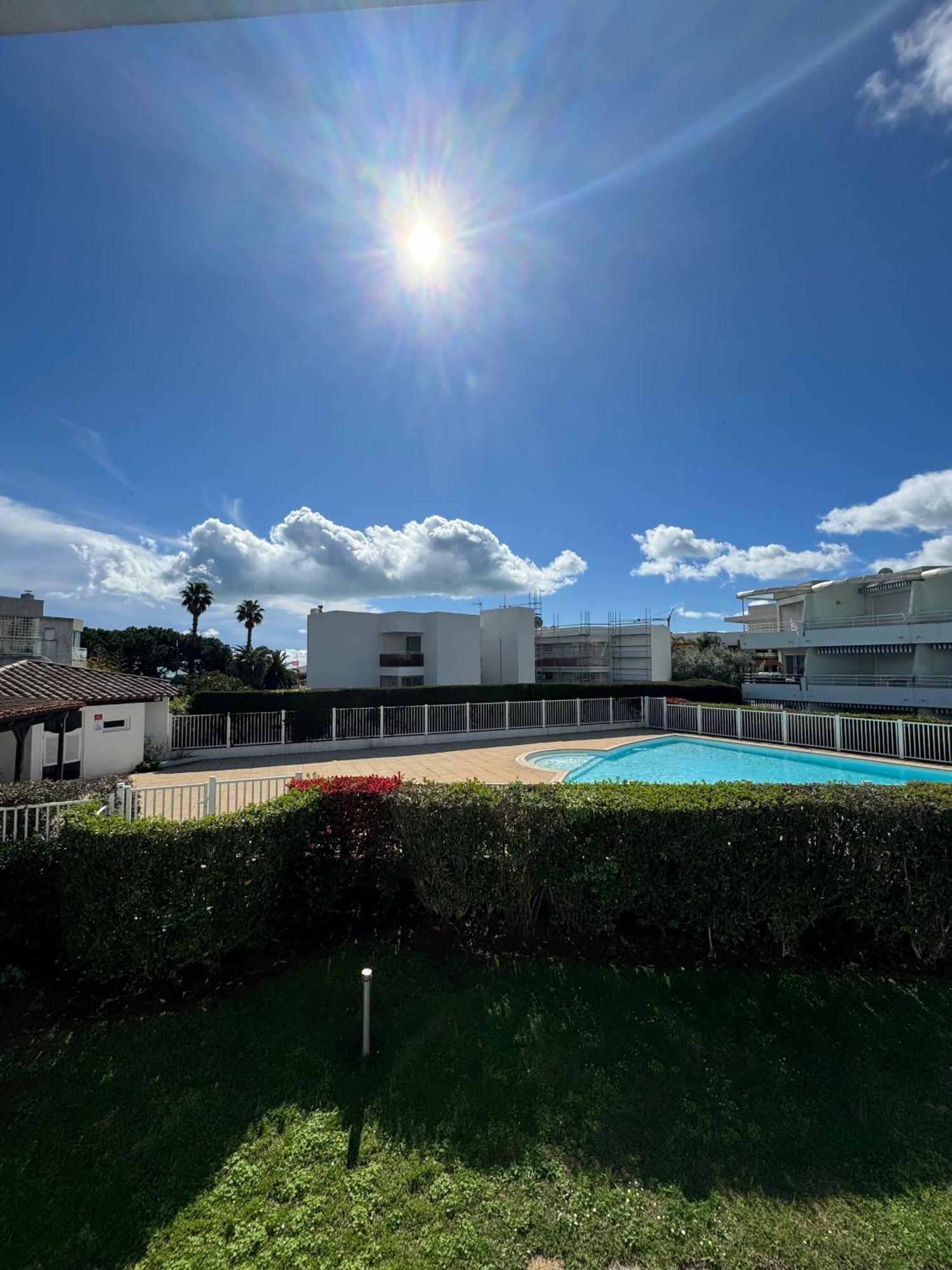 Appartemment Vue Mer Et Piscine Villeneuve-Loubet Eksteriør billede